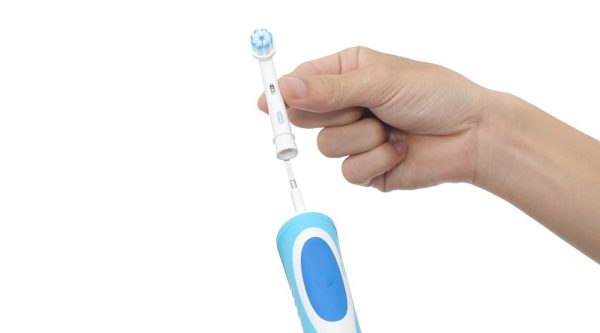 Bàn chải điện Oral-B Vitality Ultrathin Blue D12.513