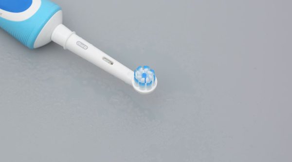 Bàn chải điện Oral-B Vitality Ultrathin Blue D12.513