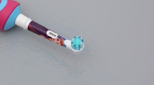 Bàn chải điện trẻ em Oral-B Vitality D12 Stages Power Frozen