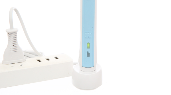 Bàn chải điện Oral-B Pro 500 CrossAction D16.513