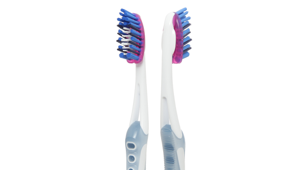 Bàn chải đánh răng Oral-B trắng sáng 3D vỉ 3 cây