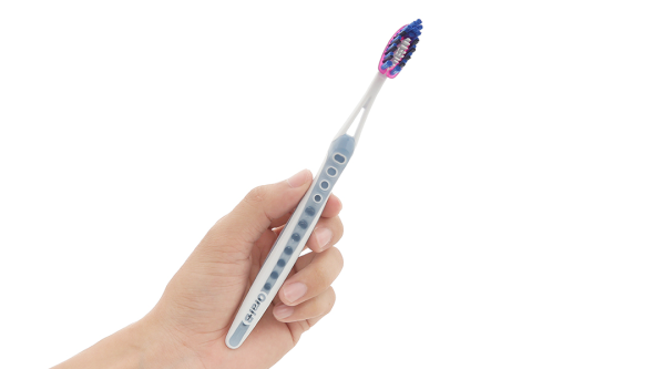 Bàn chải đánh răng Oral-B trắng sáng 3D vỉ 3 cây