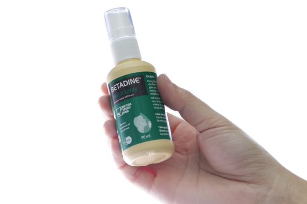 Thuốc xịt họng Betadine 0.45% trị nhiễm khuẩn niêm mạc miệng và họng chai 50ml