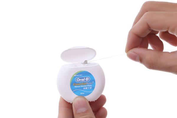 Chỉ nha khoa Oral-B Essential Floss loại bỏ mảng bám răng cuộn 50m