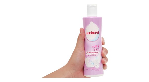Dung dịch vệ sinh phụ nữ Lactacyd Soft & Silky giữ ẩm chai 250ml