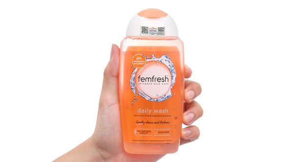 Dung dịch vệ sinh phụ nữ Femfresh Daily Wash giúp làm sạch, khử mùi chai 250ml