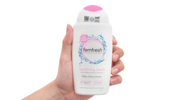 Dung dịch vệ sinh phụ nữ Femfresh Soothing Wash làm sạch, diệt khuẩn chai 250ml