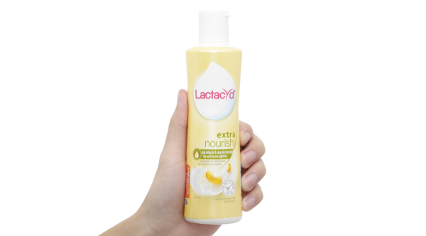 Dung dịch vệ sinh phụ nữ Lactacyd Extra Nourish hương dịu nhẹ chai 250ml