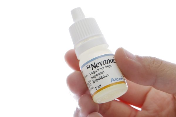 Hỗn dịch nhỏ mắt Nevanac 1 mg/ml trị viêm và đau mắt sau phẫu thuật chai 5ml